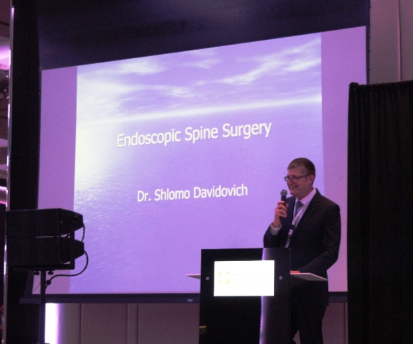 נוירוכירורג דוידוביץ מרצה בכנס בדובאי